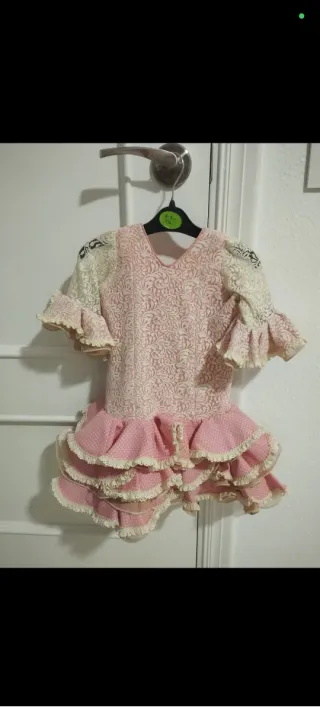 Traje de flamenca rosa con encajes beige