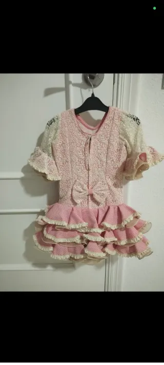 Traje de flamenca rosa con encajes beige