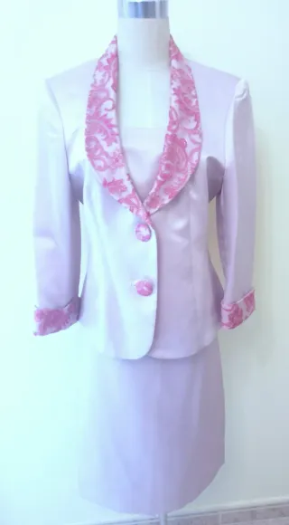 Traje chaqueta elegante con bordado