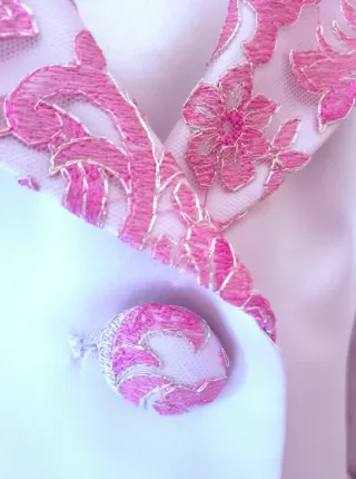 Traje chaqueta elegante con bordado