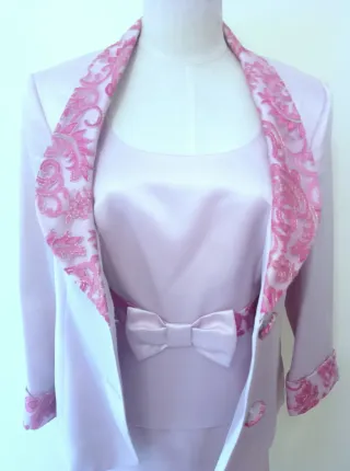 Traje chaqueta elegante con bordado