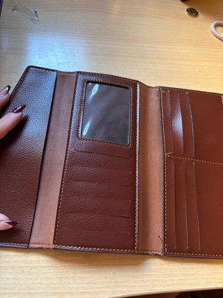 Billetera marrón con estampado y detalle dorado