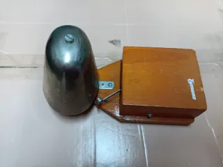 Timbre vintage de madera y metal