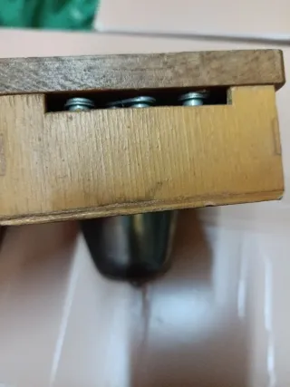 Timbre vintage de madera y metal