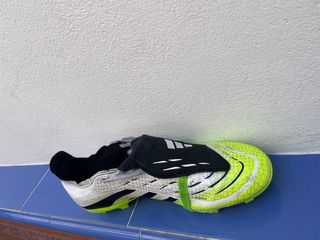 Botas de fútbol Adidas Predator verdes y blancas