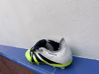 Botas de fútbol Adidas Predator verdes y blancas