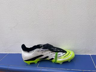 Botas de fútbol Adidas Predator verdes y blancas