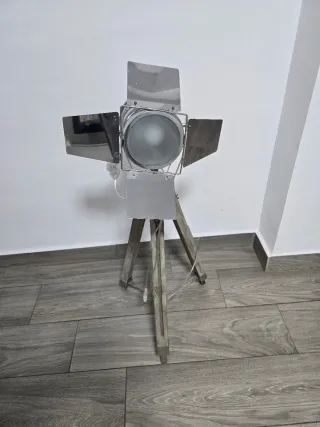 Lámpara de pie decorativa madera y metal.