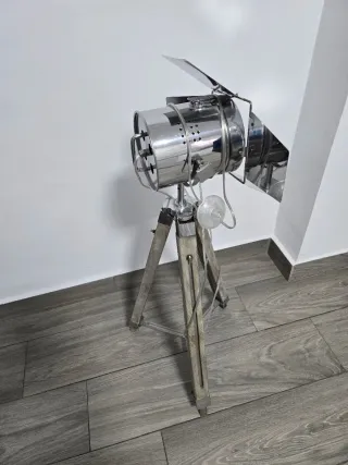 Lámpara de pie decorativa madera y metal.