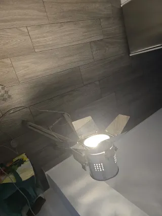 Lámpara de pie decorativa madera y metal.