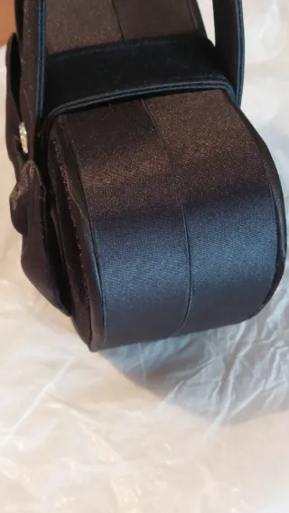 Bolso Corazón Negro con Lazo y Brillo de Swarovski