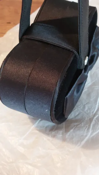 Bolso Corazón Negro con Lazo y Brillo de Swarovski