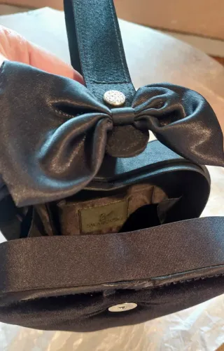 Bolso Corazón Negro con Lazo y Brillo de Swarovski