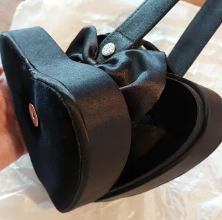 Bolso Corazón Negro con Lazo y Brillo de Swarovski