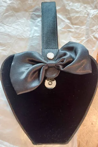 Bolso Corazón Negro con Lazo y Brillo de Swarovski