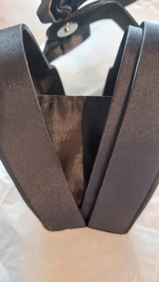 Bolso Corazón Negro con Lazo y Brillo de Swarovski