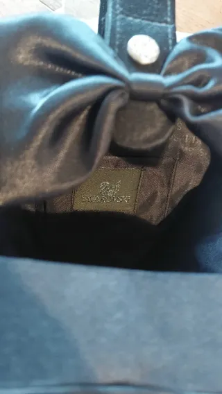 Bolso Corazón Negro con Lazo y Brillo de Swarovski