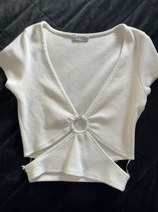 Top Bershka blanco con aro