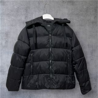 Abrigo negro acolchado con capucha.