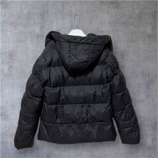 Abrigo negro acolchado con capucha.