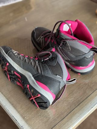 Botas de montaña niña grises y rosas. Número 35.
