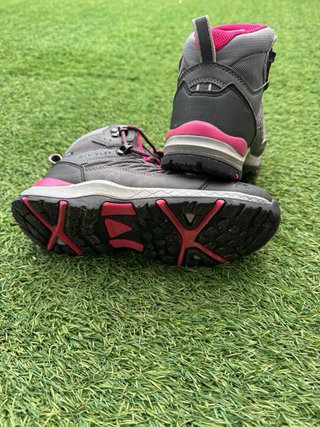 Botas de montaña niña grises y rosas. Número 35.