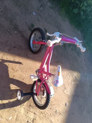 Bicicleta infantil rosa con ruedines