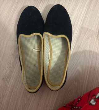 Merceditas negras con filo dorado