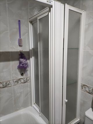 Mampara de bañera de plástico y metal + mueble
