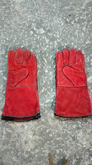 Guantes de protección rojos y mandil
