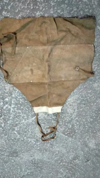 Guantes de protección rojos y mandil