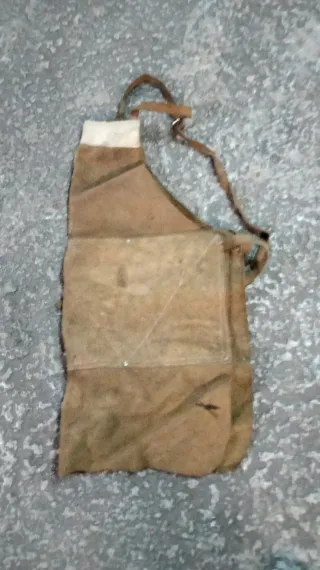 Guantes de protección rojos y mandil