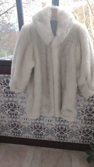 Chaquetón de pelo blanco