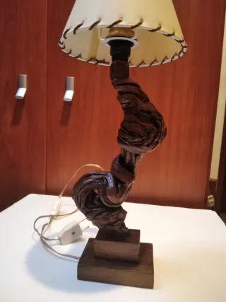 Lámpara rústica raíz escobal madera