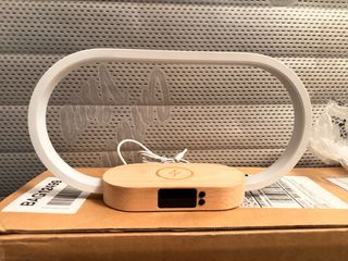Lámpara LED con reloj y carga inalámbrica