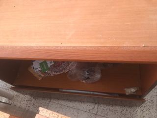 Mueble de salón de madera y cristal