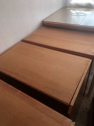 Mueble de salón de madera y cristal