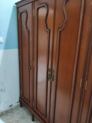Armario de madera maciza