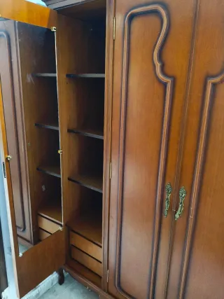 Armario de madera maciza