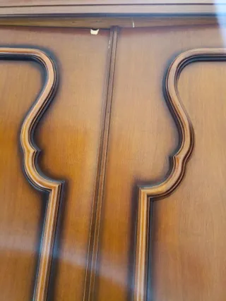 Armario de madera maciza