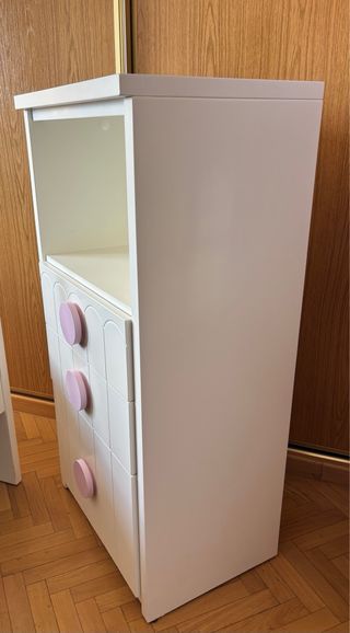 Cómoda infantil blanca con detalles rosas