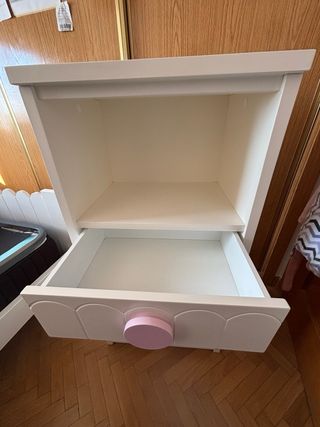 Cómoda infantil blanca con detalles rosas