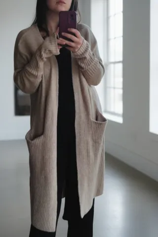 Cardigan lungo beige con tasche