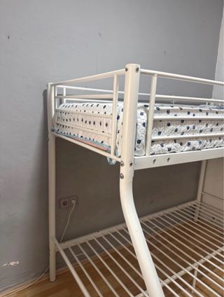 Litera de metal blanca