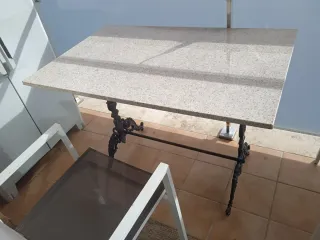 Mesa Mármol y 2 Sillas Exterior