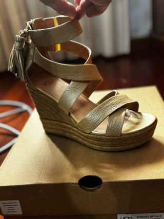 Sandalias cuña doradas UGG talla 37