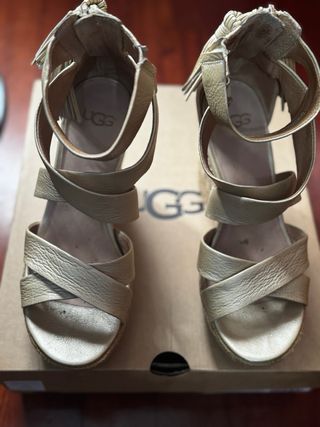Sandalias cuña doradas UGG talla 37