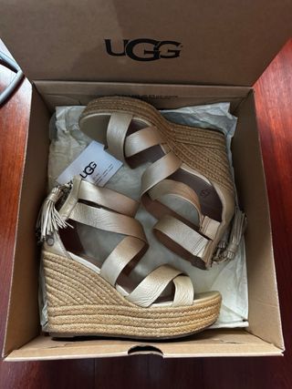 Sandalias cuña doradas UGG talla 37