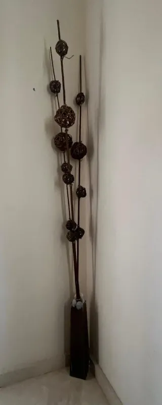 Jarrón decorativo de madera y piedra