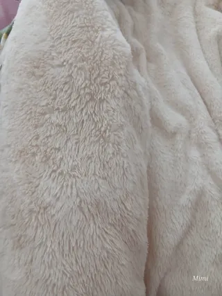 Chaqueta beige con capucha de pelo